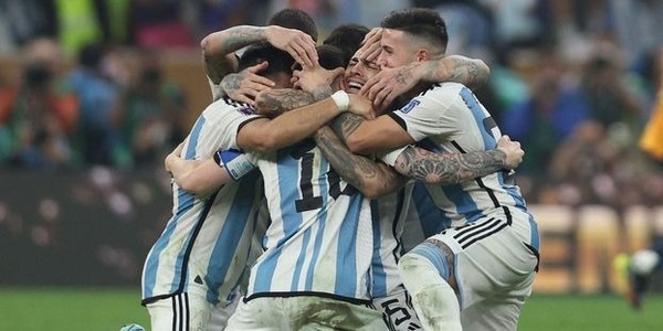 Dans les prolongations, l'Argentine va a nouveau prendre l'avantage grâce à un but de :