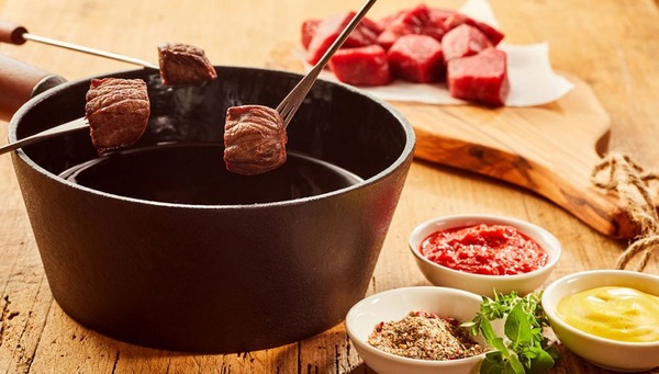 Comment appelle-t-on la fondue où des morceaux de viande sont cuits dans l’huile bouillante ?