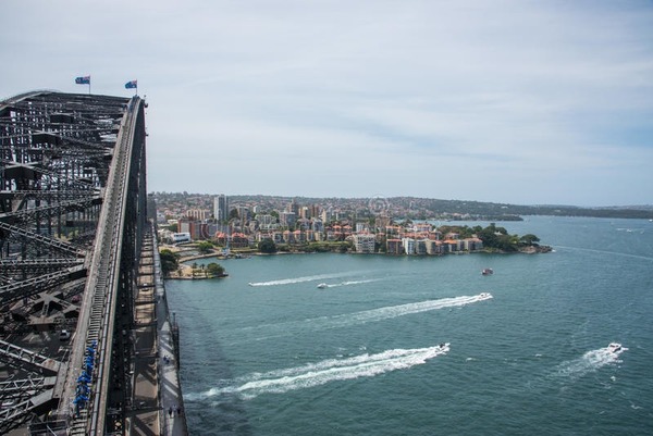 Quel cours d'eau se jette dans le port de Sydney ?