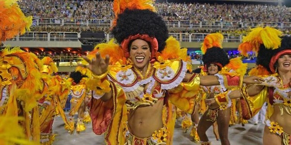 Le carnaval de Rio dure quatre jours, où se succèdent chars et défilés animés par des écoles de :