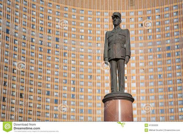 Devant l'un de ces quatre hôtels, on peut voir une statue du Général de Gaulle !