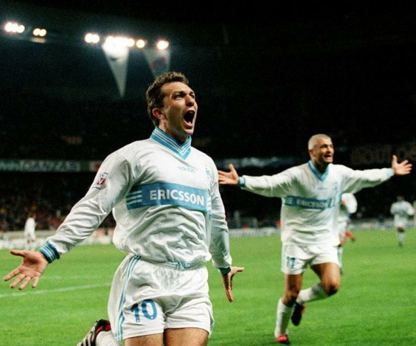 Lors de la 15e journée, l'OM s'impose (2-1) sur la pelouse du PSG dans un match qui fera couler beaucoup d'encre. Les buteurs marseillais sont Xavier Gravelaine et...