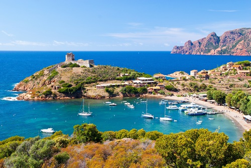 Quelle est la distance entre la Corse et le continent ?