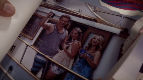 Qui a pris en photo Cece, Alison, Wilden sur le bateau ?