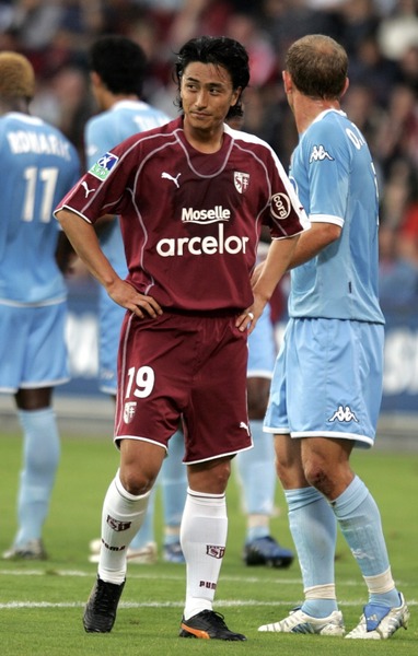 Attaquant passé par le FC Metz lors de la saison 2005-2006, pour quel motif le coréen Ahn Jung-Hwan fut-il auparavant licencié par le club de Pérouse ?