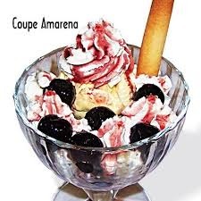 Quels fruits sont utilisés dans la coupe glacée appelée “Amarena” ?