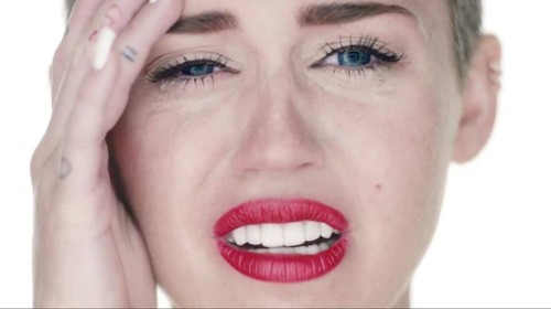 Dans cette photo, Miley chantait quelle chanson ?