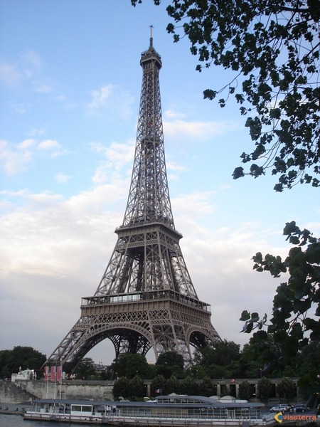 Quel est le célèbre surnom de la Tour Eiffel ?