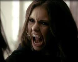 Dans quel saision Eléna est-t-elle devenu un vampire ?