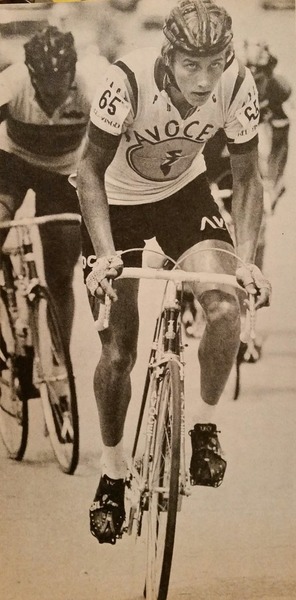 Né en 1961, il remporte le Tour de France 1986 avec la promesse de Bernard Hinault, 3 ans plus tard il gagne de nouveau le Tour de France pour 8 secondes devant Laurent Fignon. Qui est-ce jeune coureur représenté sur la photo ?