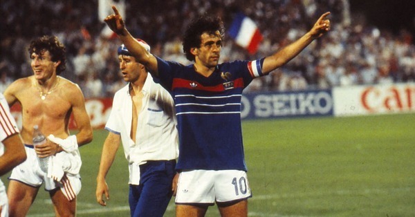 Pour l'anecdote, quel futur grand nom du Football français était ramasseur de balles lors de cette demi-finale ?
