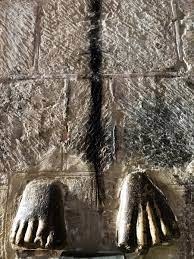 À qui appartiennent ces pieds qui sortent des murs de la basilique Saint-Sernin ?