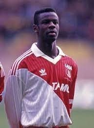 En 1991, quel entraîneur lui offre son premier match professionnel avec l'AS Monaco ?