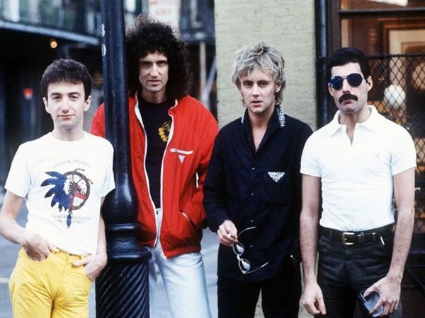 Quel artiste chante aux côtés de Queen sur le titre "Under Pressure" ?