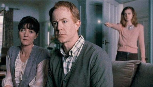 Pourquoi les Dursley quittent-ils la maison et qu'Hermione efface les souvenirs de ses parents ?
