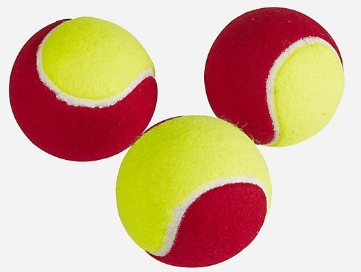 Les balles jaune et rouge sont pour les enfants âgés de :
