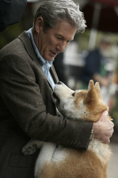 Revenons plus précisément au film. Comment s'appelle l'acteur qui joue le maître d'Hatchi ?