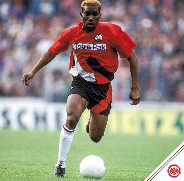 Contre quel grand gardien international allemand des années 1990 marque-t-il un but d'anthropologie avec Francfort en Bundesliga ?