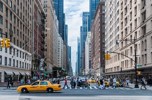 A New York, quelle avenue est célèbre pour ses comédies musicales ?