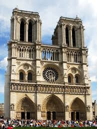 Quel est le style architectural de Notre - Dame de Paris ?