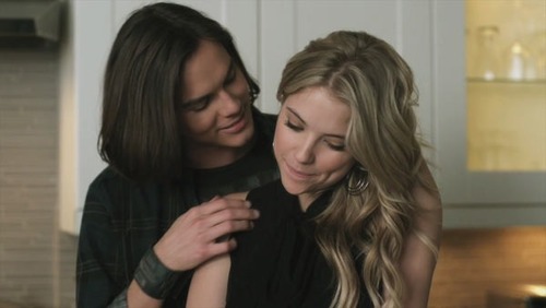 Hanna héberge Caleb en secret, sa mère arrive, où va-t-elle se cacher ?