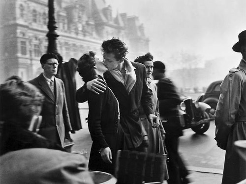Le photographe Robert Doisneau a pri ce cliché et la nommé " le baiser de ... " ?