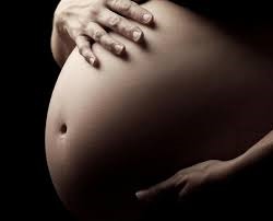 Pendant combien de temps l'enfant reste en moyenne dans le ventre de la mère ?