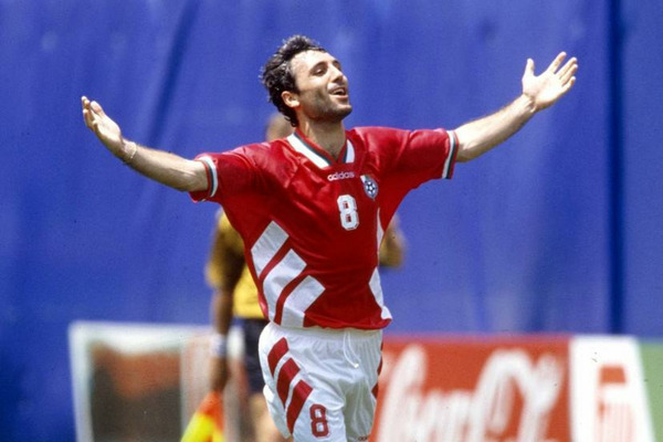 Mais coup de tonnerre à la 75e minute, Hristo Stoitchkov égalise...