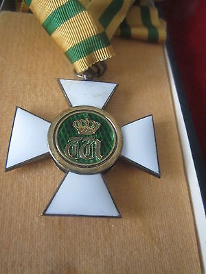 Quel est le pays qui récompense avec la médaille de l'Ordre de la Couronne de Chêne ?