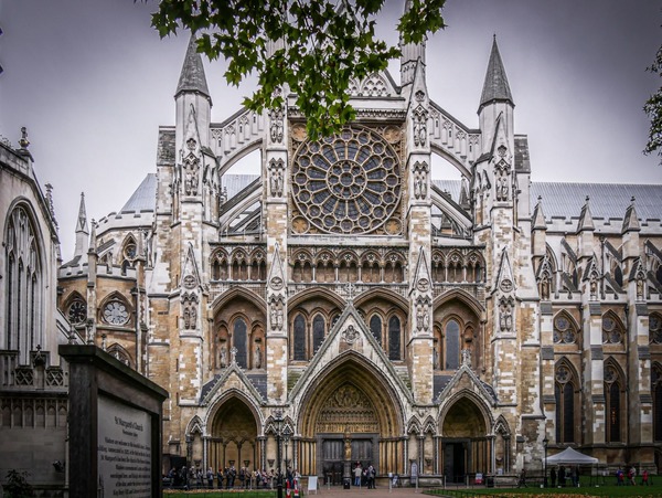 Lequel de ces hommes de science n’a pas été enterré à l’abbaye de Westminster, située à Londres ?