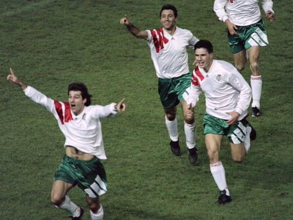 Le 17 novembre 1993, quel joueur bulgare inscrit un doublé au Parc des Princes, privant le France du Mondial 94 ?