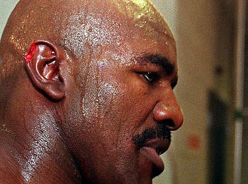 Au cours d'un combat très médiatisé, qui avait mordu et arraché un bout d'oreille d'Evander Holyfield ?