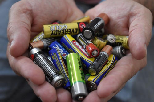 O que fazer com o lixo eletrônico – pilhas, baterias e equipamentos quebrados?