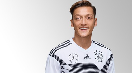 Mesut Özil joga em que time ?