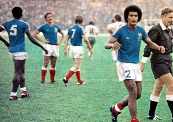 Lors d'un Bulgarie-France en 1976, quel nom d'oiseau Thierry Roland a-t-il donné à monsieur Foote, l'arbitre de ce match ?