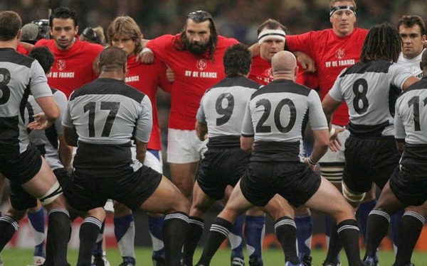 En quelle année les rugbymens français se sont-ils rapprochés au plus près des All Blacks pendant le Haka ?