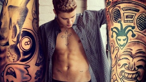 Quantas tattoos Justin tem aproximadamente ?