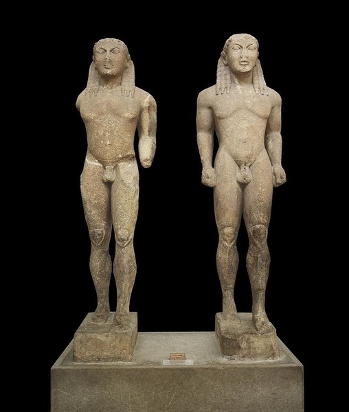 Quelles statues grecques, datant de la période archaïque, représentent des hommes nus ?