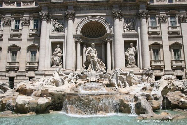 Quelle divinité est représentée au centre de la fontaine de Trevi, à Rome ?