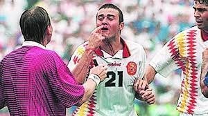 En quart de finale, l'Espagne est éliminé par l'Italie mais le monde se souvient du nez ensanglanté de Luis Enrique, quel italien lui adressa un coup de coude ?