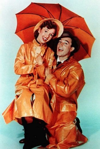 Dans Chantons sous la pluie, quelle actrice partageait la vedette avec Gene Kelly ?