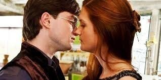 Que fait Ginny Weasley quand elle voit Harry chez elle ?