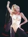 Qui a crée cette tenue pour Madonna ?