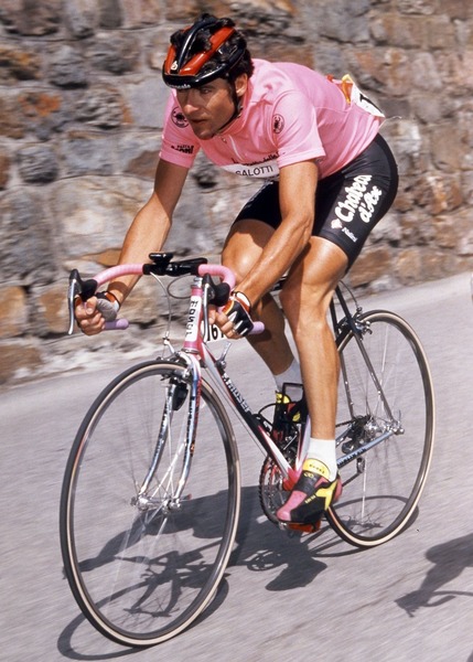 Professionnel de 1985 à 1998, il a été champion du monde sur route en 1991 et 1992, et vainqueur du Tour d'Italie 1990.