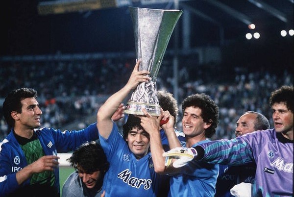 Quelle équipe les napolitains battent-ils lors de la double finale de la Coupe UEFA en 1989 ?