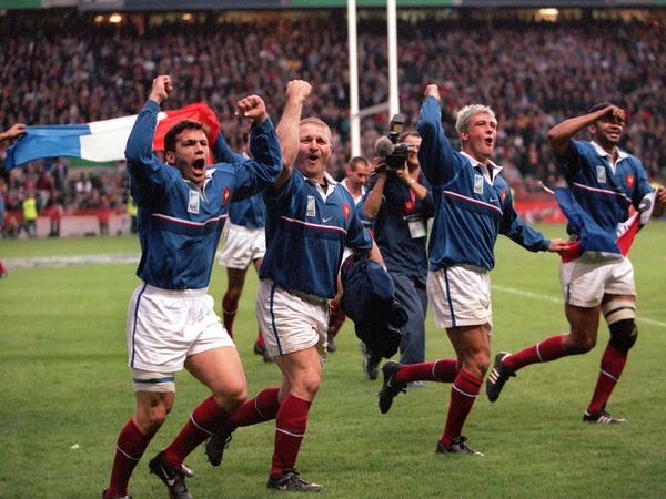 Coupe du monde de rugby 1999 : l’équipe de France remporte de manière spectaculaire la demi-finale contre les All Blacks. Le score était de :