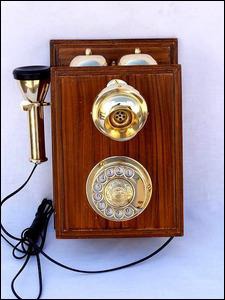 On trouvait ce type de téléphone vers les années 1900 :