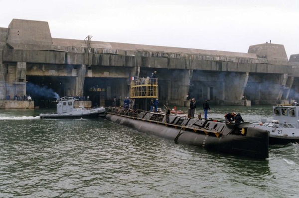 Dans quelle ville de Bretagne se trouve la base de sous-marins de Keroman ?