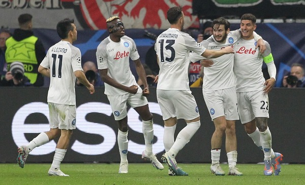 Quelle équipe les Napolitains ont-ils éliminé en 8ème de finale de la Champions League ?