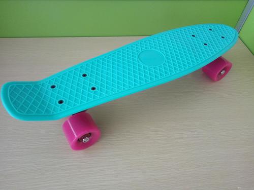 Invention ou/et commercialisation du surf à roulettes, le skateboard.